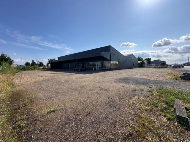 Dpt Saône et Loire 71, à vendre VITRY EN CHAROLLAIS Local commercial de 975m2 toitures et nombreux travaux suite sinistre grêle 06/2022