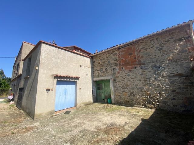 Dpt Pyrénées Orientales 66, à vendre proche VINCA maison en pierres 120 m² avec jardin et grange à rénover