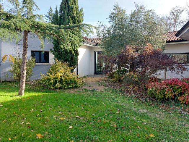 Dpt Tarn et Garonne 82, à vendre MONTAUBAN maison P7 de 216 m² Terrain de 7 640,00 m² Plain pied