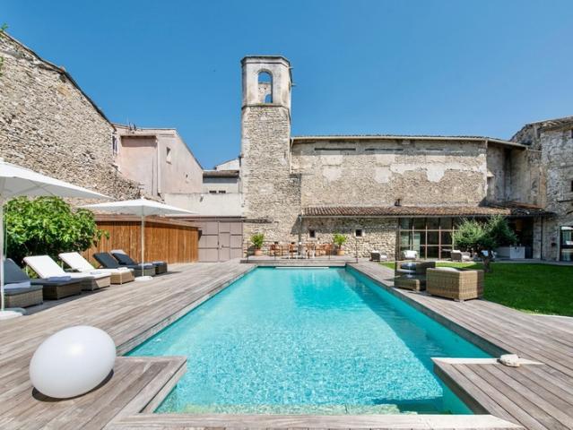 Dpt Vaucluse 84, à vendre au Coeur de L'ISLE SUR LA SORGUE exceptionnelle maison de près de 600 m2 avec jardin paysagé avec piscine sur plus de 900 m2 et chapelle à rénover de près de 180 m2