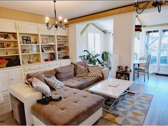Dpt Vienne 86, Située à COUHE maison rénovée P8 d'environ 150m² Terrain de 457 m² commodités de PLAIN PIED
