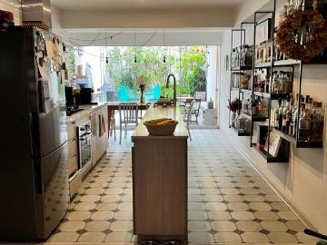 Dpto dúplex en 1er piso, 2 hab, 2 estac, balcón y terraza