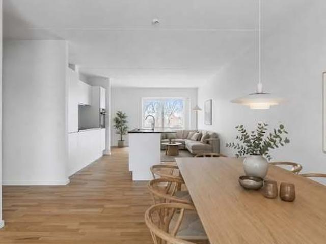 Drømmer du om en lys og rummelig 3 værelses med skøn vestvendt altan?