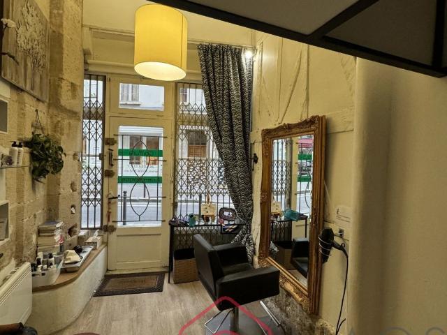 DROIT AU BAIL CONCEPT STORE / CABINET / BARBIER – LOCAL ATYPIQUE PARIS