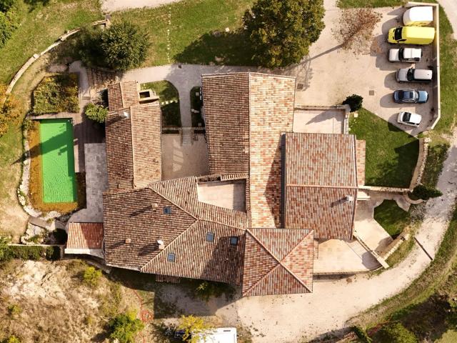 Drôme Provençale: Ancienne bergerie entièrement rénovée d'e. 1000m² Crest