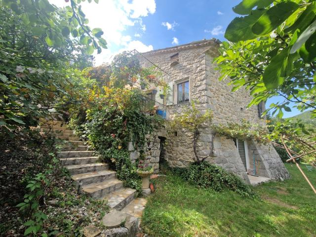 Drome Provençale, Ferme rénovée avec 2 studios indépendants, piscine, source, grand terrain