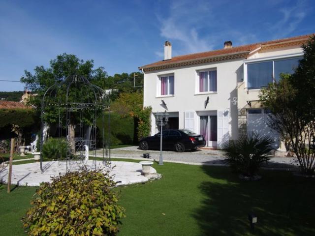 DRAGUIGNAN – MAISON RENOVEE 182 M2 PISCINE GARAGES PROCHE CENTRE