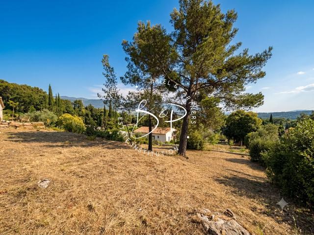 DRAGUIGNAN TERRAIN CONSTRUCTIBLE EN POSITION DOMINANTE