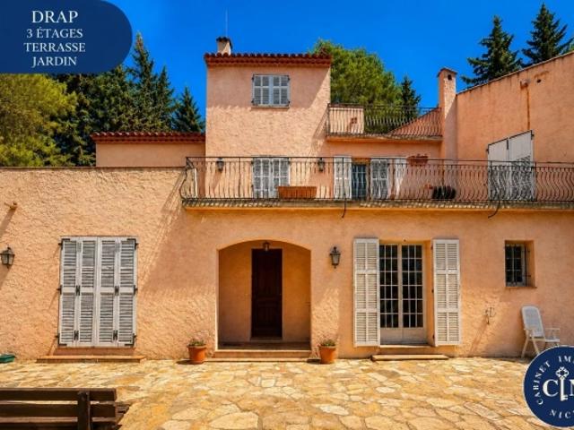 Drap Maison 7 pièces de 246 m² à rénover. Terrain piscinable, sans vis à vis