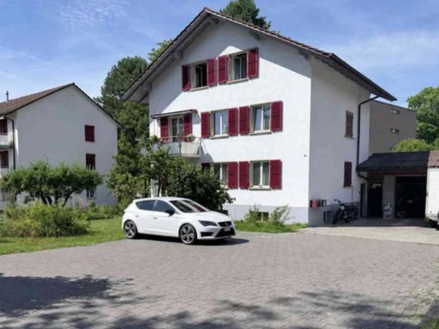 Drei Familienhaus mit grosser Garage/Werkstatt