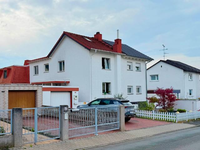 Dreieich: Mehrgenerationenhaus mit Traumgrundstück in Randlage!