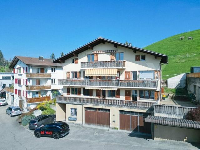 Dreifamilienhaus mit Gewerbefläche in gemischter Wohn und Gewerbezone