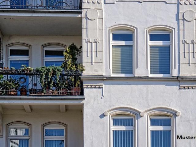 Dreifamilienhaus nebst Garage