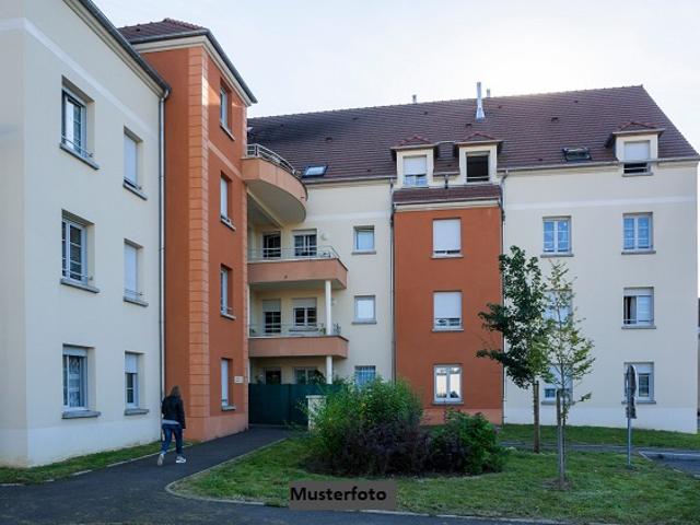 Dreifamilienhaus nebst 2 Garagen