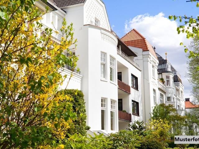 Dreifamilienhaus und 4 Garagen