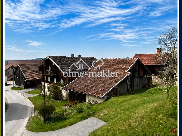 Dreiseithof mit 1325m² Grundstück + Backhaus + Scheunen + PV