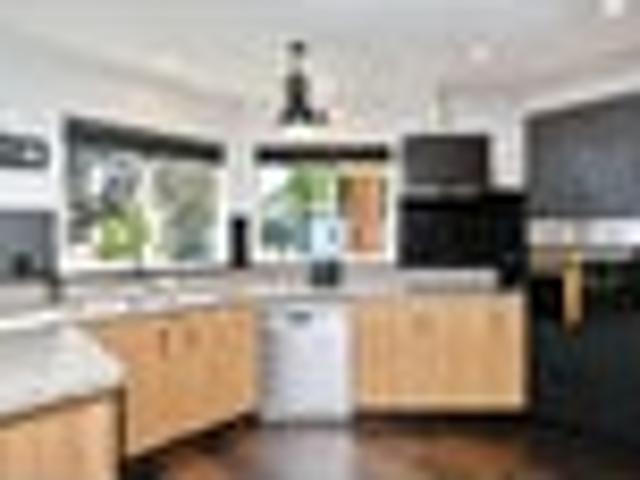 UNDER OFFER * Dress Circle Location