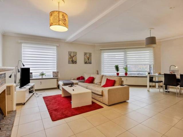 Drie slaapkamer appartement met garagebox en berging in het
