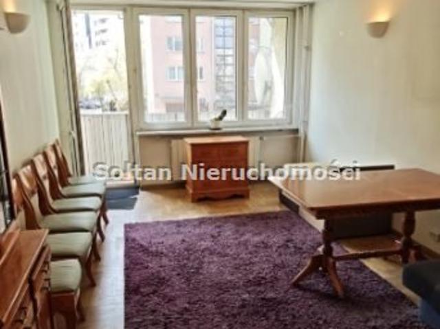 Dwupokojowe mieszkanie z balkonem i klasycznym parkietem