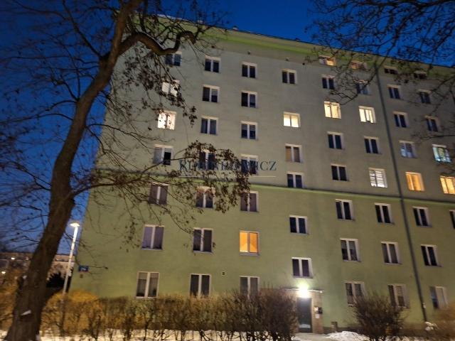 Dwupokojowe mieszkanie z oddzielną kuchnią, blisko metra