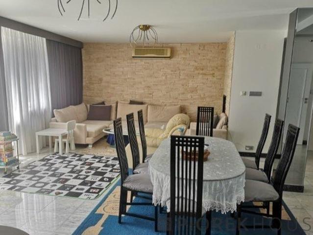 Dwupoziomowe 172m2 z tarasem i garażem w Woli
