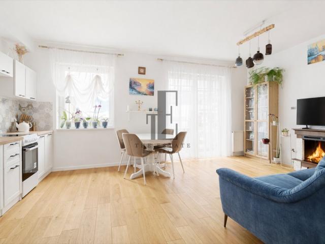 Dwupoziomowe 65 m² z antresolą, kominkiem i balkonem