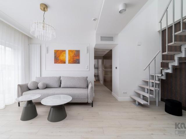 Dwupoziomowe mieszkanie z tarasem i smart home w centrum