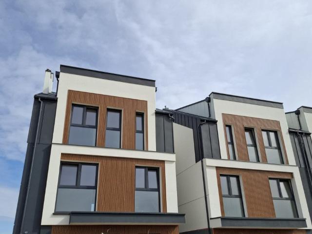 Dwupoziomowy apartament z ogrodem i 2 miejscami parkingowymi