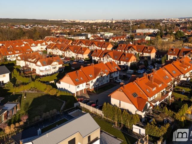 Dwupoziomowy apartament z ogrodem i saunami