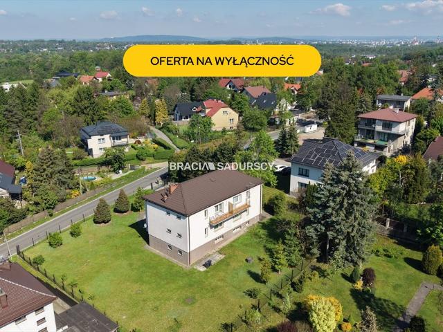 Dwupoziomowy dom 350 m² na dużej działce 1668 m²