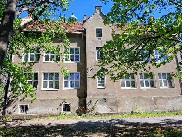 Duży budynek usługowy 1100 m² z placami, do własnej adaptacji