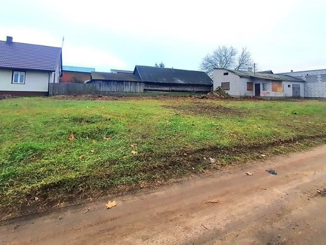 Duża działka z pełnym uzbrojeniem i utwardzoną drogą