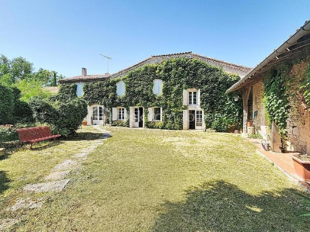 Du cachet et du charme pour cette confortable maison de 181m2. sur près d'un hectare de terrain