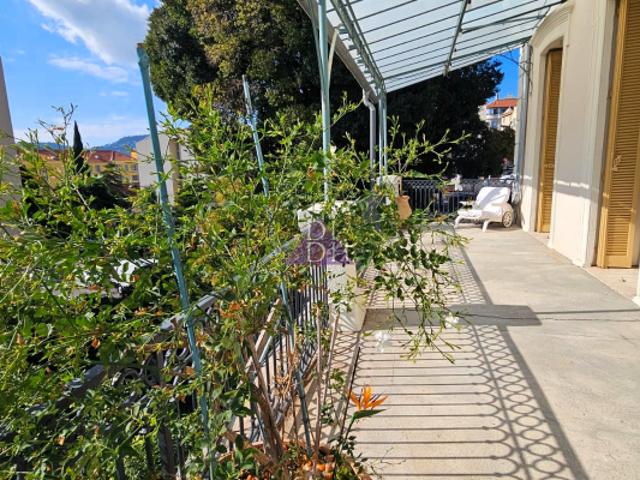 Du cachet pour ce 4 pièces de 143m2 climatisé avec terrasse