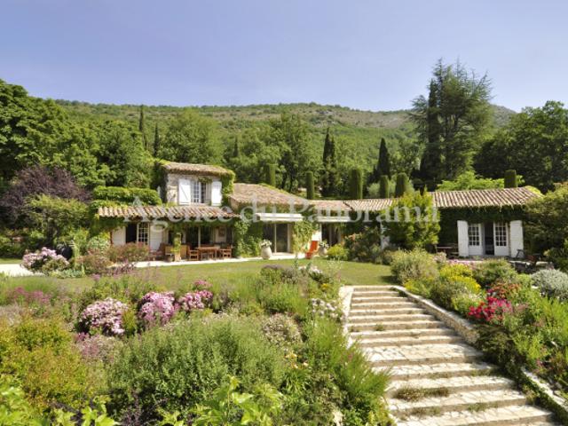 DU CHARME ET DU CALME POUR CETTE BELLE VILLA