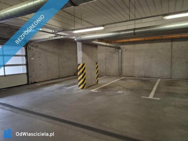 Duże miejsce parkingowe w garażu podziemnym