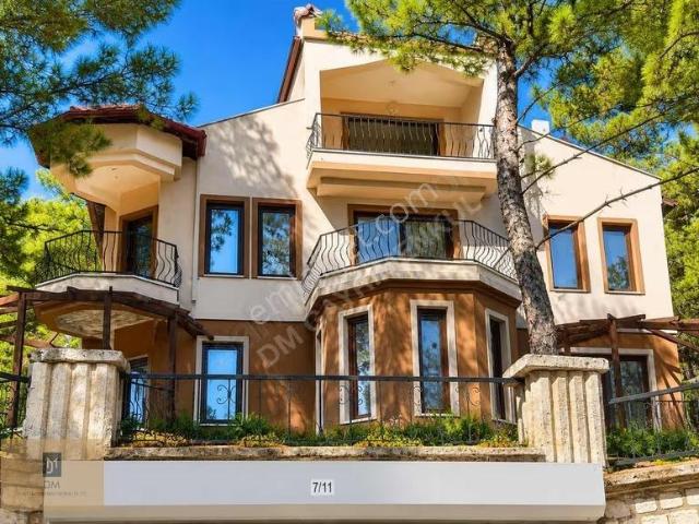 Düğerekte 800 M² Arsa'da 6+2  320 M² Lüks Krediye Uygun Villa