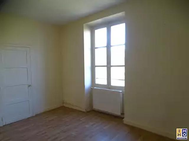 Dun sur Auron 18130 Location appartement 3 pièces t3 au dernier étage parking