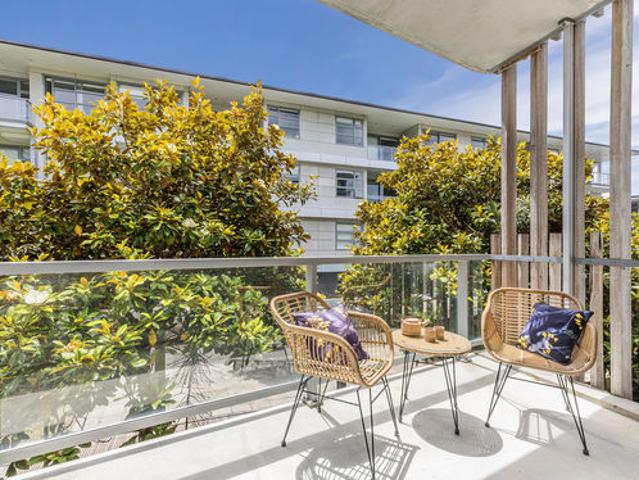 Dual Key 1 Bedroom Apartment, Studio & Carpark