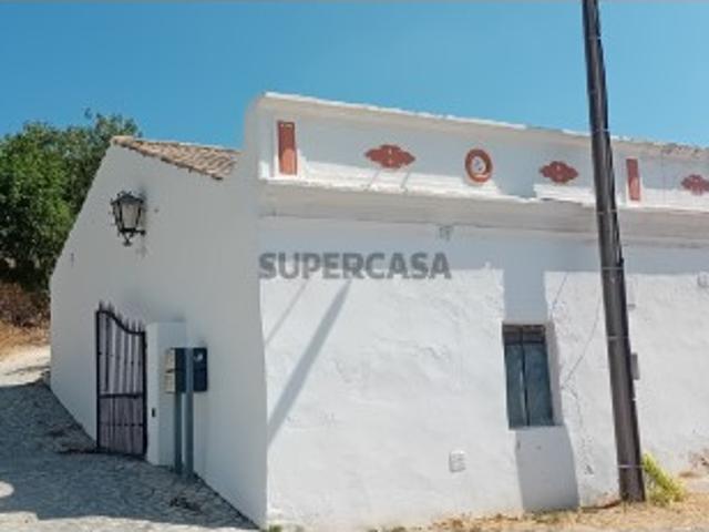 Duas moradias com terreno e vista a mar