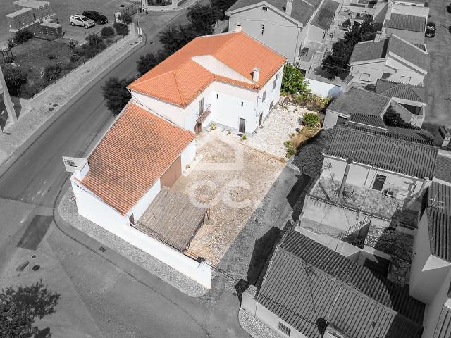 Duas Moradias Independentes: Moradia T2 + Moradia T3 c/ Garagem, Anexo e Cozinha Exterior | Borba, Évora