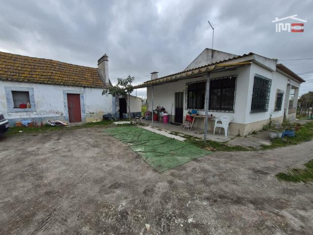 Duas Moradias Inseridas em Terreno com 11.646m² Pinhal Novo Excelente Oportunidade de Investimento