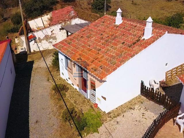 Duas Moradias Isoladas Num Terreno De 1.823 M² Uma Pront. 104m² Azinhal