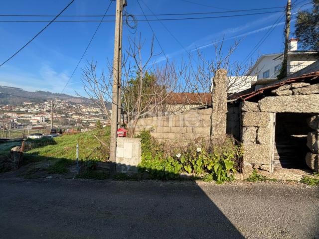 Duas moradias para restauro em Nespereira, Guimarães