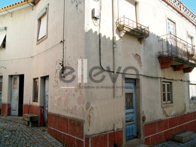 Duas Casas para Restaurar Lousa Castelo Branco
