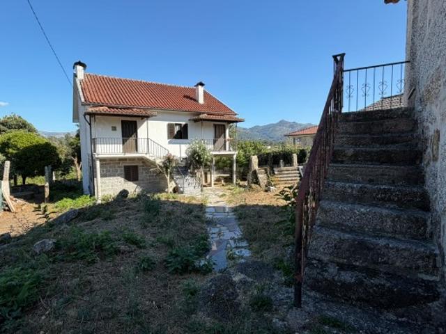 Duas habitações, terreno e vista para a Serra Amarela