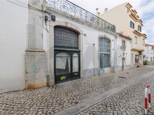 Duas lojas no Centro histórico de Cascais, com porta para a rua, ideal para comércio e serviços
