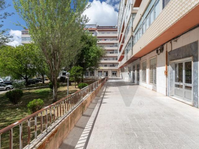 Duas Lojas com Caves, para Arrendamento Conjunto | 392 m² | Praceta Abraão | Queluz