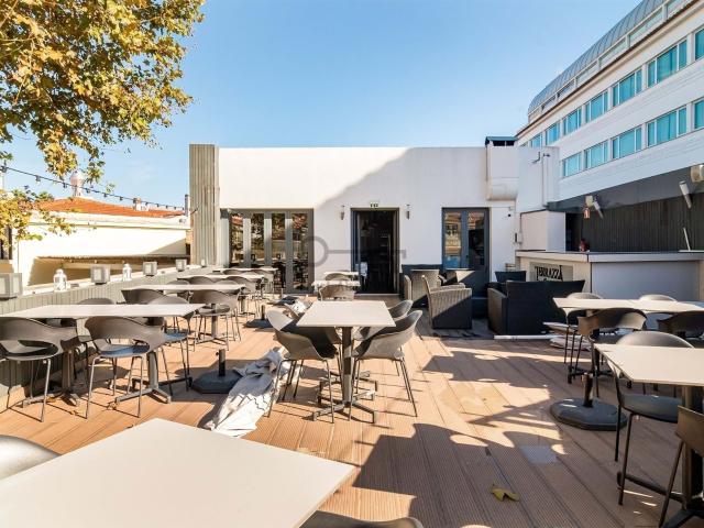 Duas Lojas Comerciais para Investimento junto à baía de casc. 461m² Cascais e Estoril
