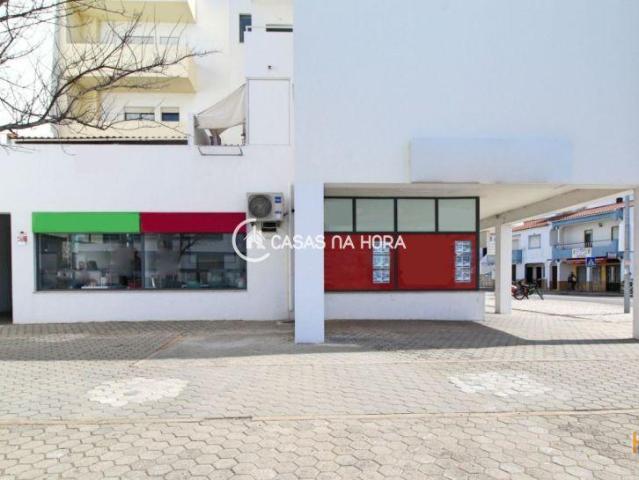 Duas lojas unidas para venda no centro do Parchal localização estratégica e em plena expansão | 26084063397